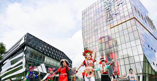 红河彝族歌舞快闪燃动三里屯 非遗韵律对话都市时尚